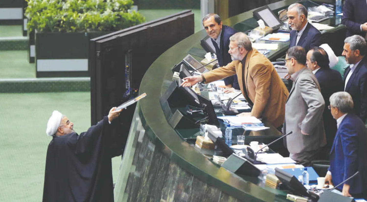 الرئيس الإيراني حسن روحاني يسلم رئيس البرلمان مسودة مشروع الميزانية للسنة المقبلة (أ.ب)