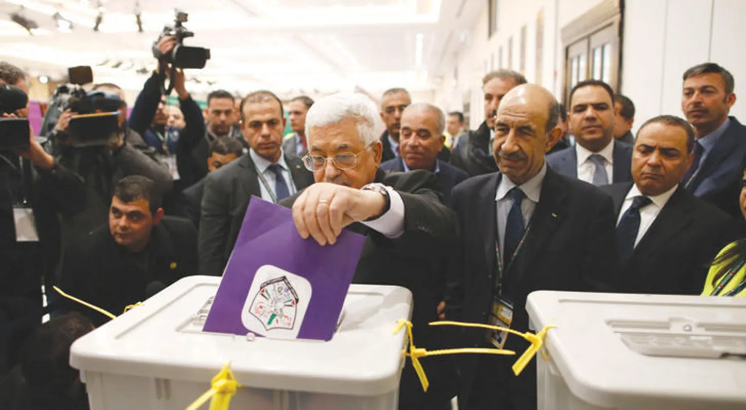 الرئيس محمود عباس يدلي بصوته في انتخابات اللجنة المركزية في مقر الرئاسة (المقاطعة) (أ.ف.ب)