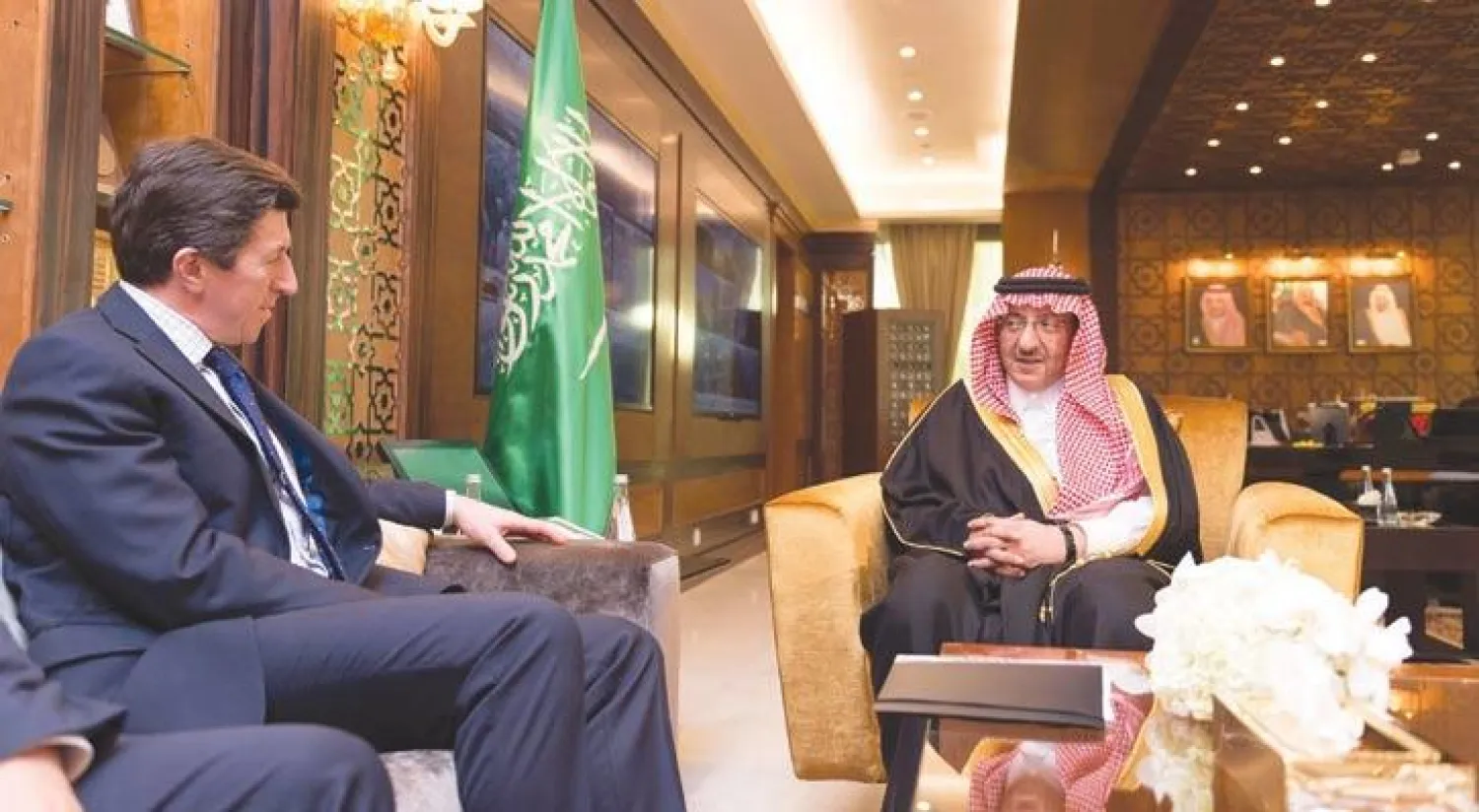 نائب خادم الحرمين الشريفين الأمير محمد بن نايف خلال لقائه نائب مستشار الأمن القومي البريطاني (واس)