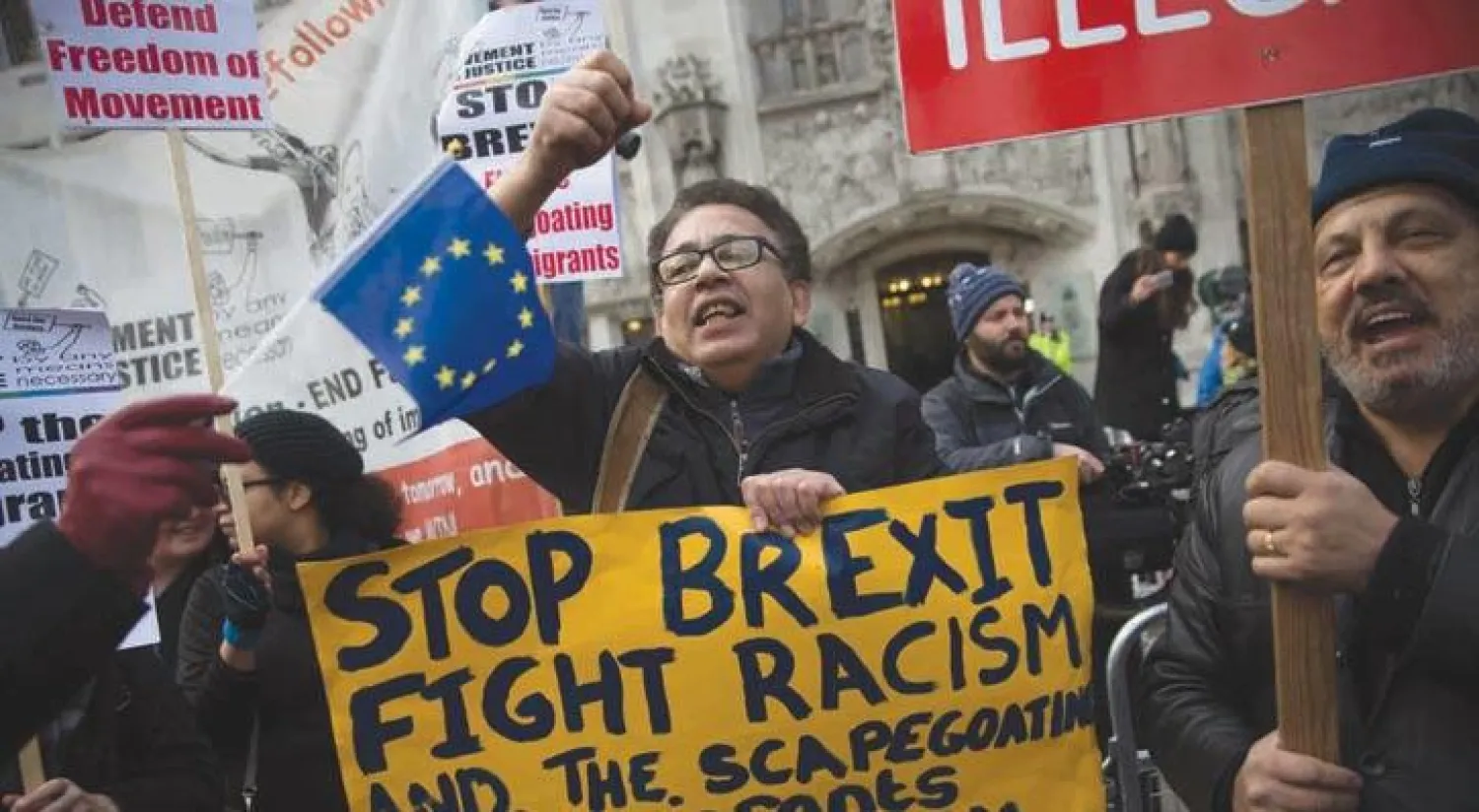 مظاهرات للتنديد بقرار خروج بريطانيا من الاتحاد الأوروبي أمام مقر المحكمة العليا بلندن أمس (أ.ف.ب)