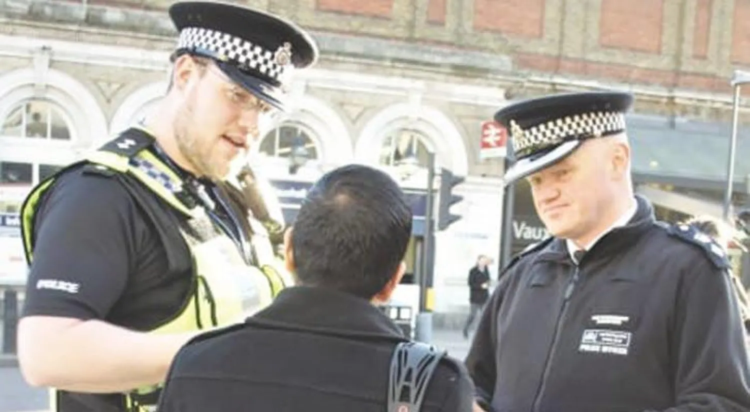 رئيس شرطة لامبث الكوماندر ريتشارد وود يتحدث مع أحد المواطنين أمام محطة قطارات الأنفاق («الشرق الأوسط»)