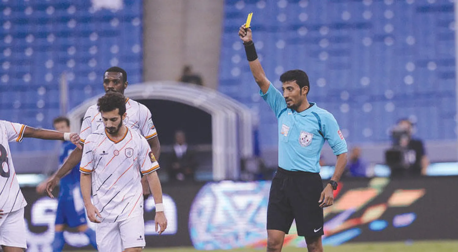 خالد صلوي لدى إدارته إحدى مواجهات دوري المحترفين السعودي («الشرق الأوسط»)