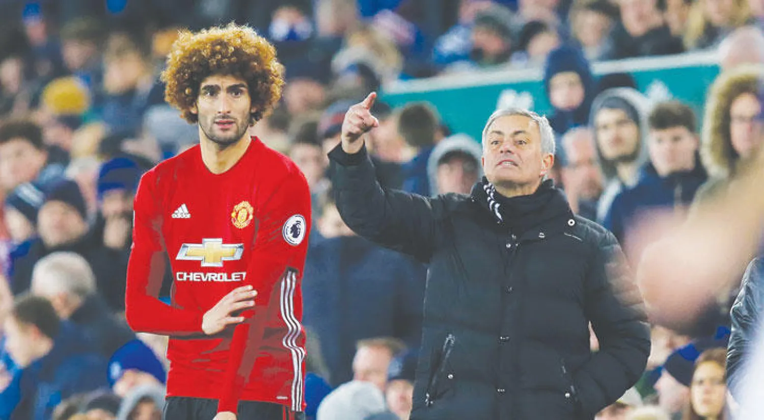 مورينيو يستعد للزج بفيلايني في تبديل كلف يونايتد ضياع الفوز على إيفرتون (رويترز)