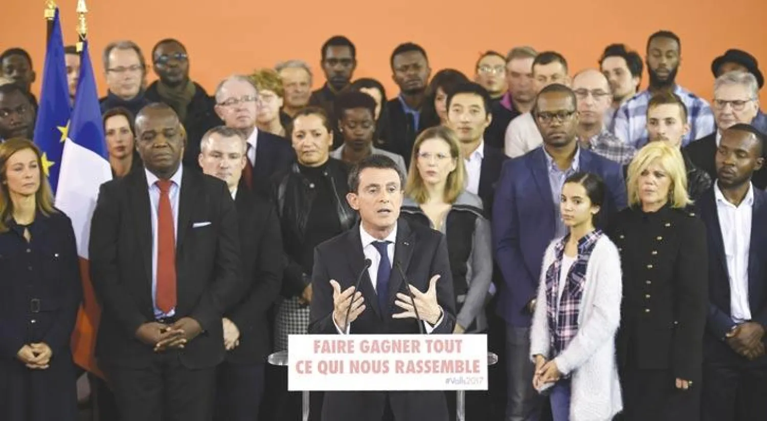 رئيس الوزراء الفرنسي مانويل فالس يعلن عن ترشحه للانتخابات الرئاسية الفرنسية في باريس أمس (أ.ف.ب)