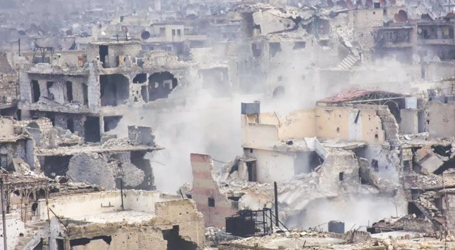 حي الشعار في حلب الذي دمره هجوم النظام وحلفائه من الميليشيات كما بدا أمس ضمن معركة استعادة القسم الشرقي من حلب من المعارضة (أ.ف.ب)