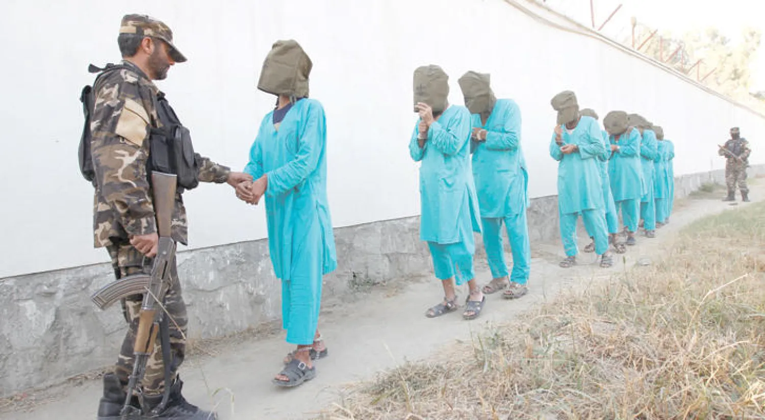 عناصر من طالبان بعد اعتقالهم على أيدي قوات الأمن الأفغانية في مدينة جلال آباد أمس (رويترز)