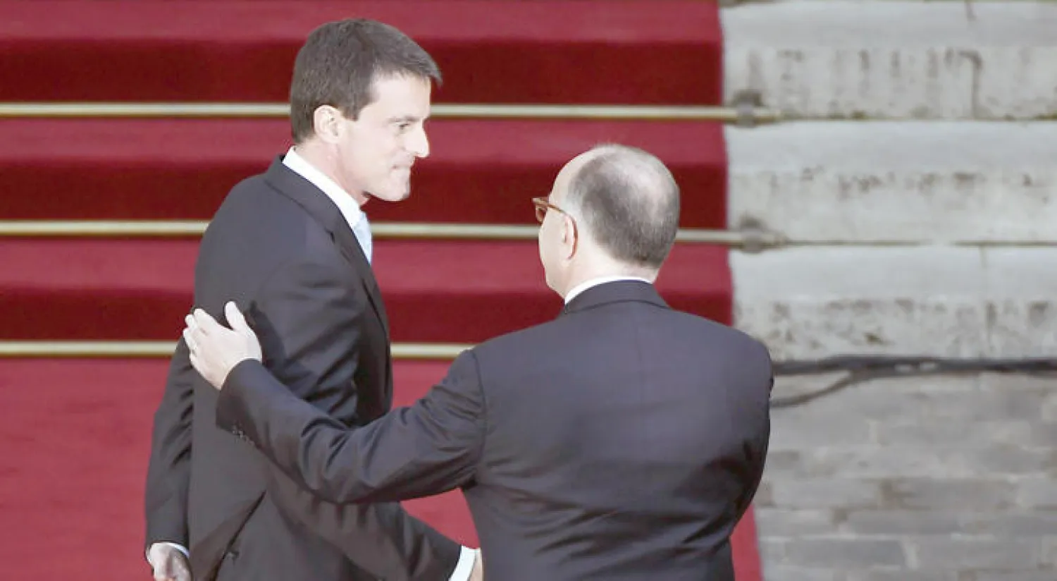 مانويل فالس المستقيل (يسار) مع رئيس الحكومة الجديد برنار كازنوف (أ.ف.ب)