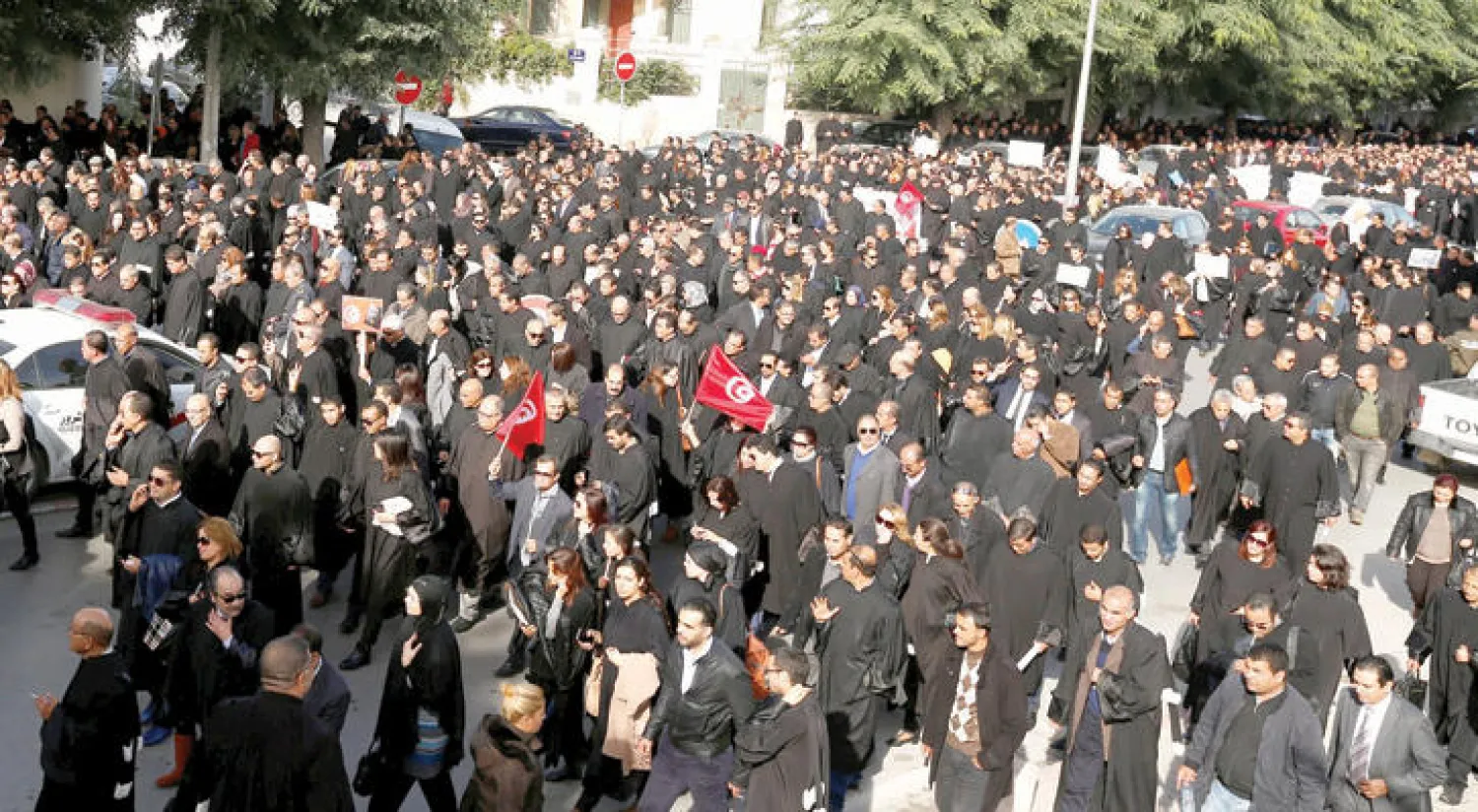 جانب من الوقفة الاحتجاجية التي نظمها المحامون في شوارع تونس العاصمة أمس (رويترز)