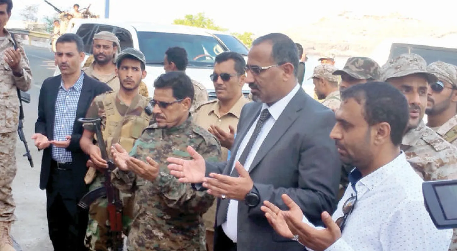 محافظ عدن الزبيدي ومسؤولون محليون يقرأون فاتحة الكتاب على الراحل جعفر سعد أمس في المكان نفسه الذي اغتيل فيه في منطقة التواهي العام الماضي («الشرق الأوسط»)