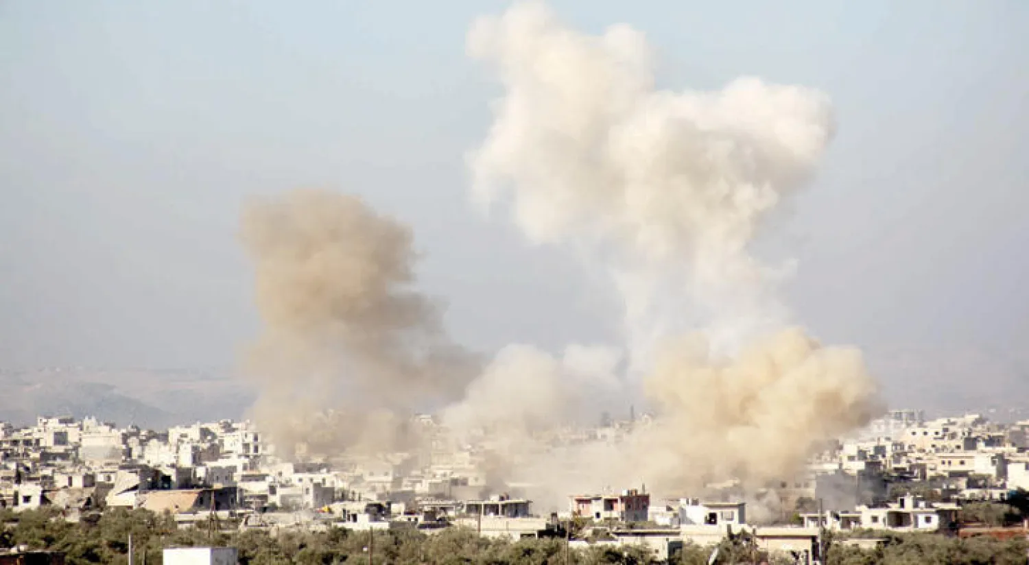 صورة مأخوذة من إحدى مناطق سيطرة المعارضة السورية، تبدو فيها أعمدة دخان القصف تتصاعد  من بلدة الفوعة، التي تتمركز فيها قوات النظام وميليشيات شيعية في محافظة إدلب  بشمال غربي سوريا إثر تعرضها لقصف من مسلحي المعارضة (أ.ف.ب)