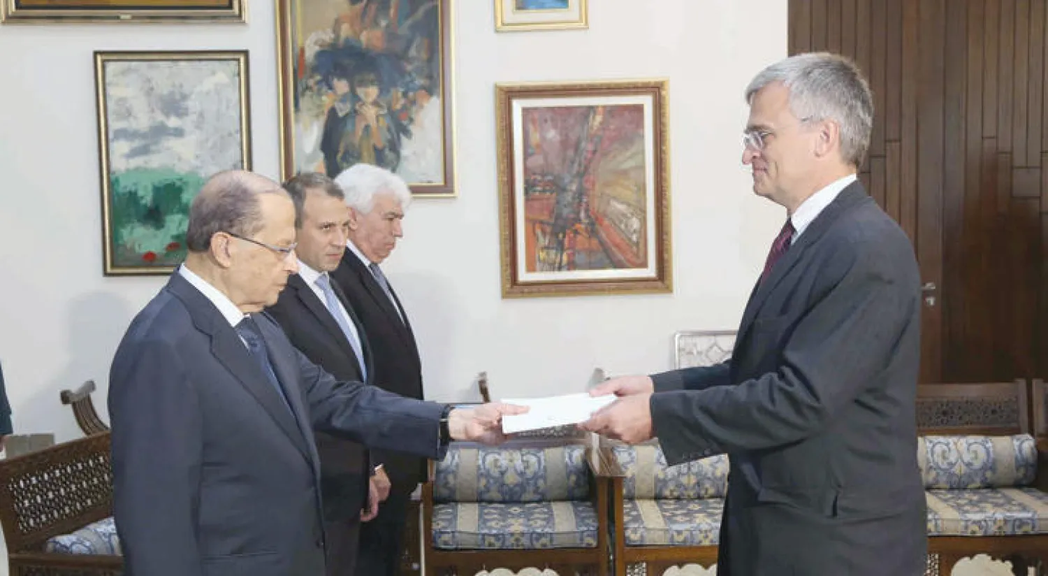 الرئيس اللبناني ميشال عون يتقبل أمس أوراق اعتماد سفير السويد الجديد لدى لبنان في القصر الجمهوري في بعبدا، في ضواحي بيروت (دالاتي ونهرا)