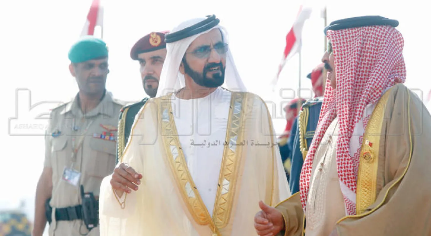 الشيخ محمد بن راشد نائب رئيس دولة الإمارات رئيس الوفد الإماراتي لدى وصوله إلى المنامة وفي مقدمة مستقبليه الملك حمد بن عيسى (تصوير: عيسى الدبيسي)