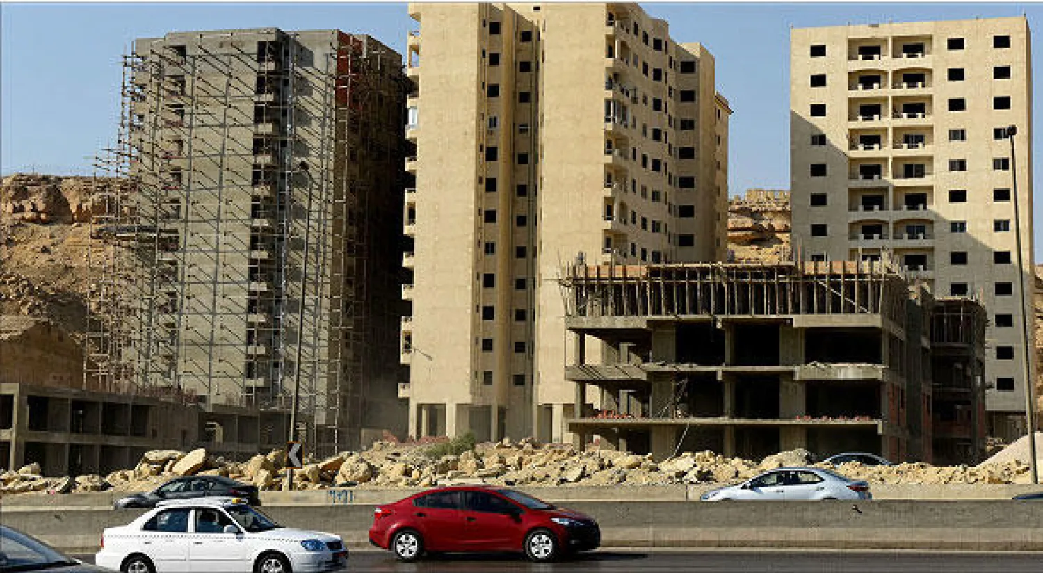 حركة البناء لا تتوقف في مصر رغم تقارير حديثة تشير إلى زيادة نسبة العرض عن الطلب (أ.ف.ب)