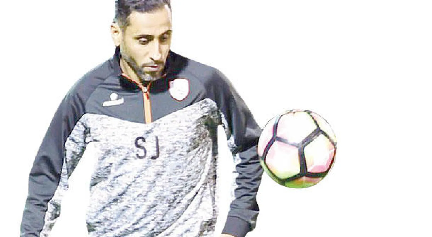 الجابر يتأهب لتسديد الكرة في تدريبات الشباب («الشرق الأوسط»)