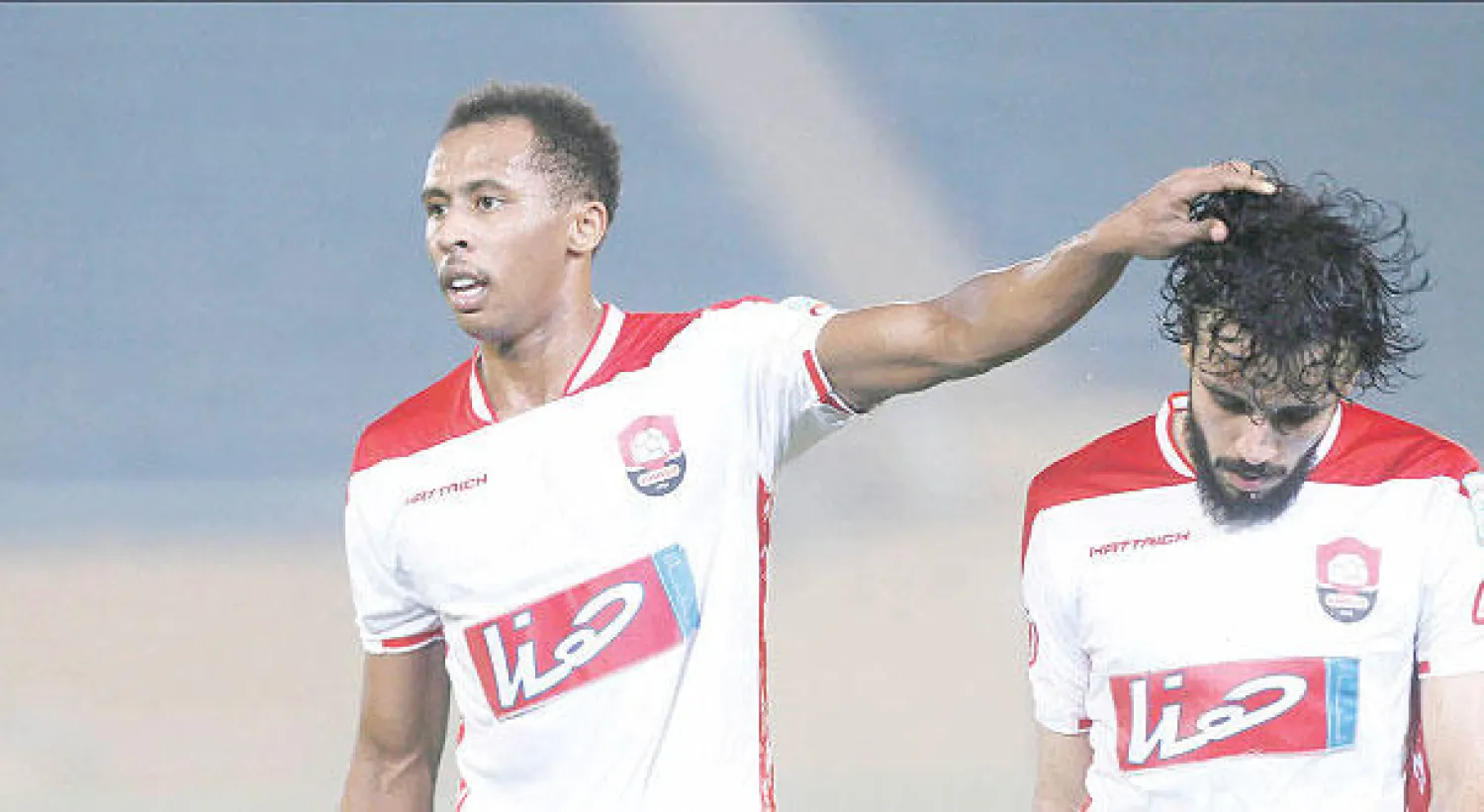 لاعبو الرائد يواسون بعضهم بعضاً بعد الخسارة أمام القادسية (تصوير: عيسى الدبيسي)