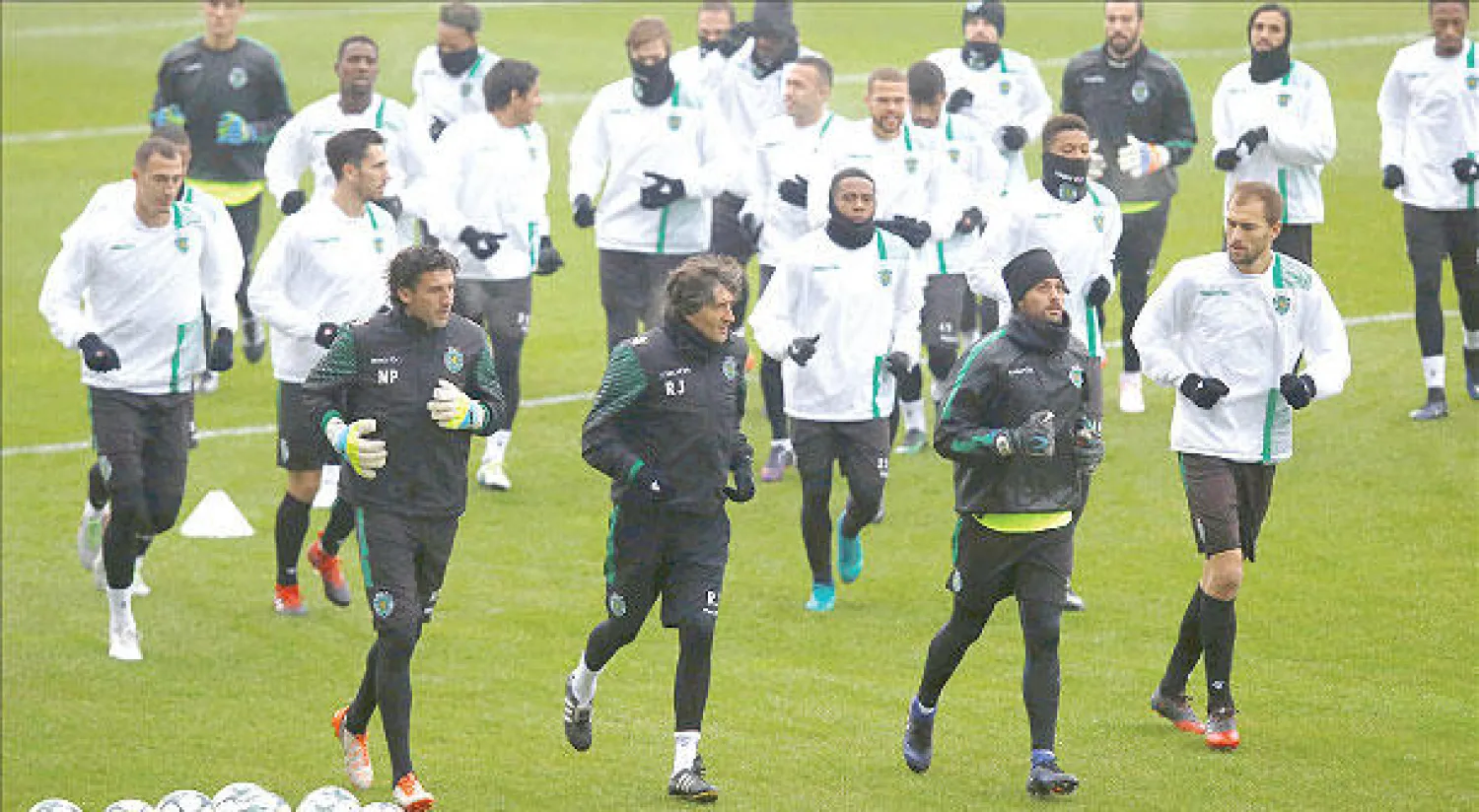 من استعدادات لاعبي سبورتينغ لشبونة لمواجهة ليغيا وارسو من أجل مكان في يوروبا ليغ (رويترز)