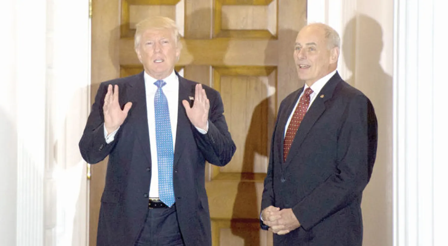 دونالد ترامب مع الجنرال جون كيلي (أ.ف.ب)