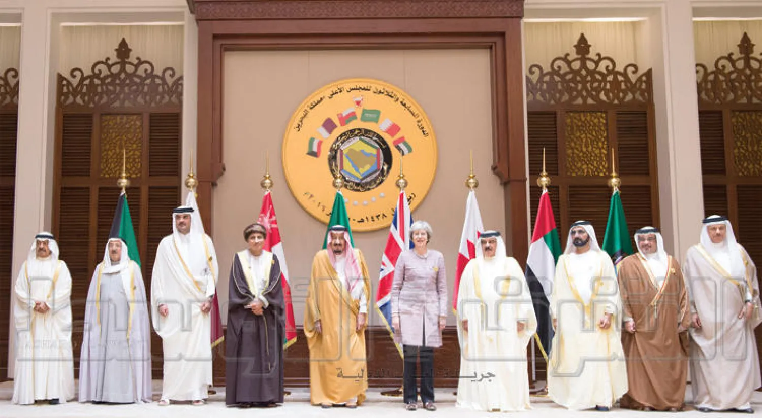 قادة دول مجلس التعاون الخليجي ورئيسة الوزراء البريطانية تيريزا ماي في صورة جماعية قبل اختتام القمة الخليجية بالمنامة أمس (تصوير: بندر الجلعود)