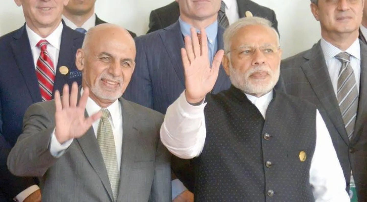 رئيس وزراء الهند ناريندرا مودي (يمين) مع الرئيس الأفغاني أشرف غني (أ.ف.ب)