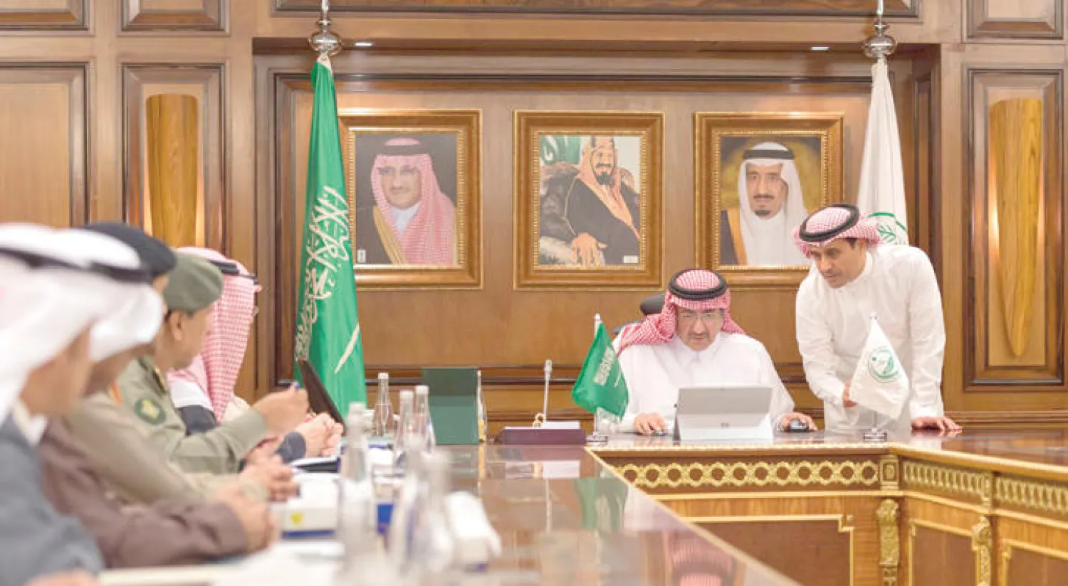 نائب خادم الحرمين الشريفين الأمير محمد بن نايف لدى ترؤسه الاجتماع الدوري لمركز المعلومات الوطني في ديوان وزارة الداخلية (واس)