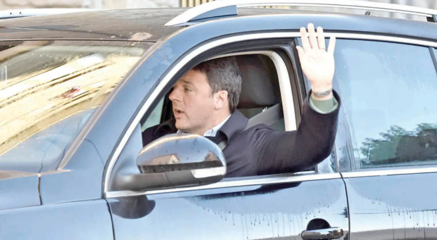 رئيس الوزراء الإيطالي ماتيو رينزي المستقيل يترك المشهد السياسي في أزمة (أ.ب)