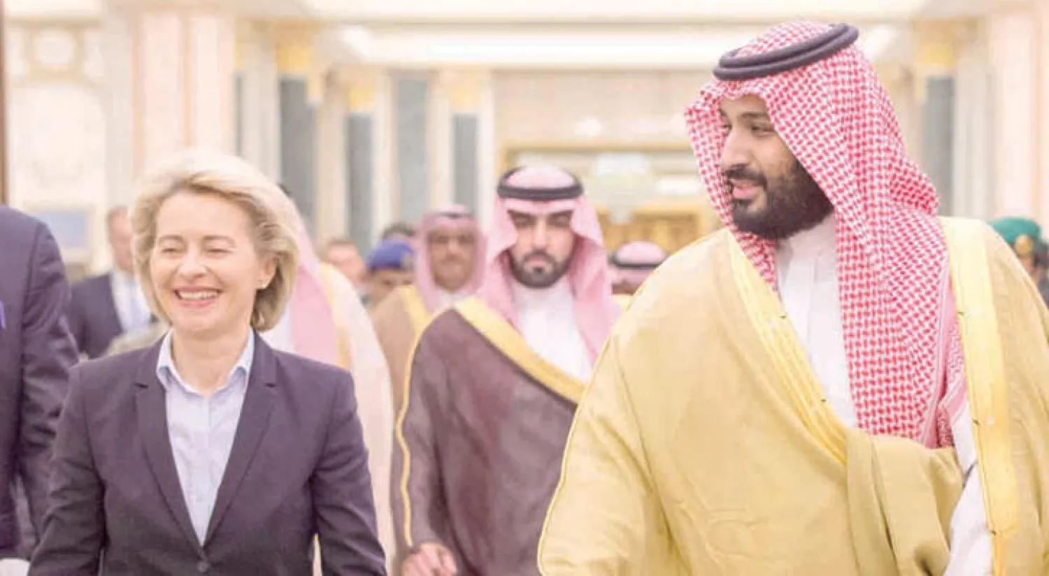 الأمير محمد بن سلمان ولي ولي العهد السعودي مستقبلاً وزيرة الدفاع الألمانية أورسولا فون در لاين في قصر السلام بالرياض أمس (واس)
