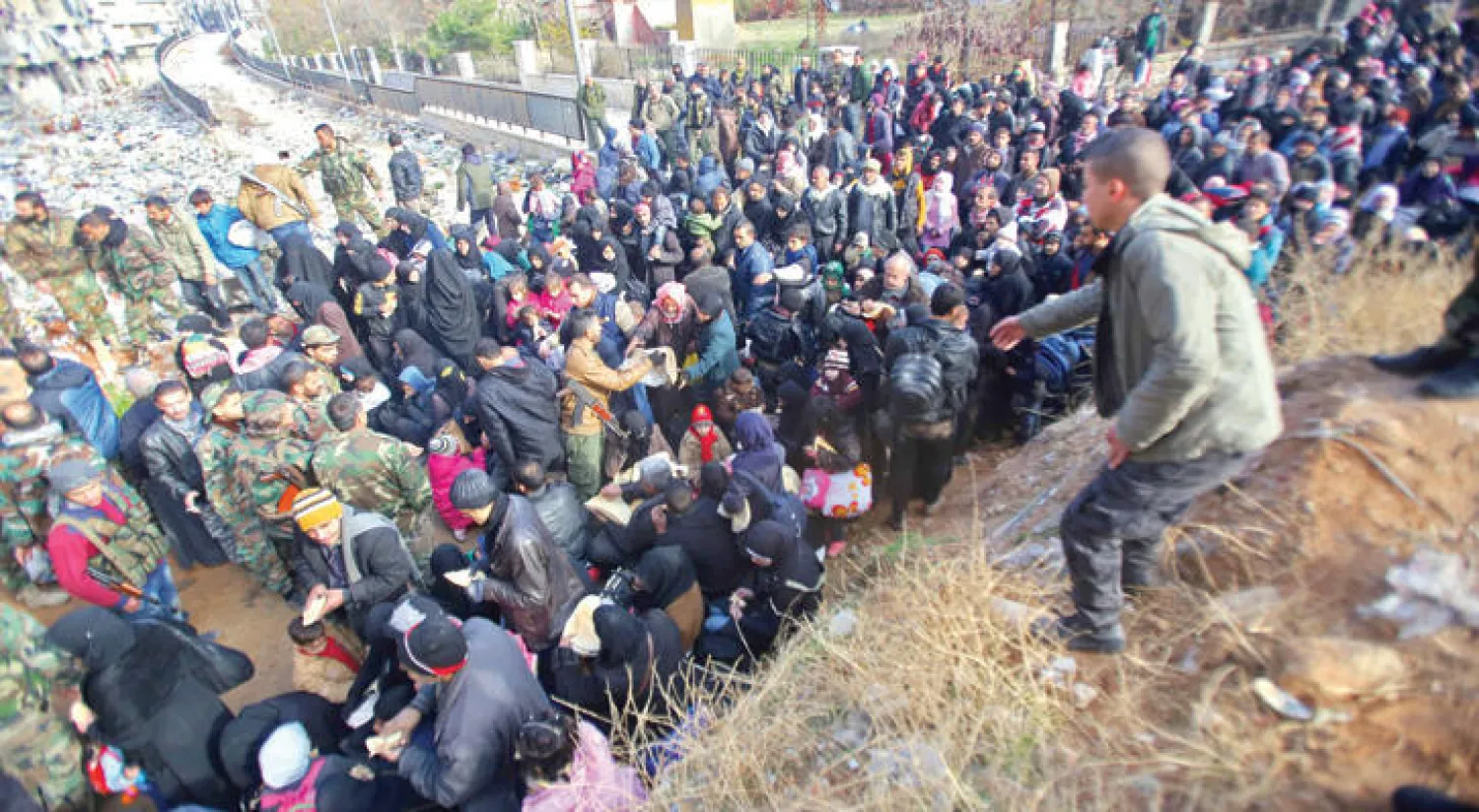 مدنيون من سكان حلب فروا من قصف النظام السوري والميليشيات الحليفة والطيران الروسي إلى نقطة امنية في حي ميسلون الذي يسيطر عليه النظام (ا.ف.ب)