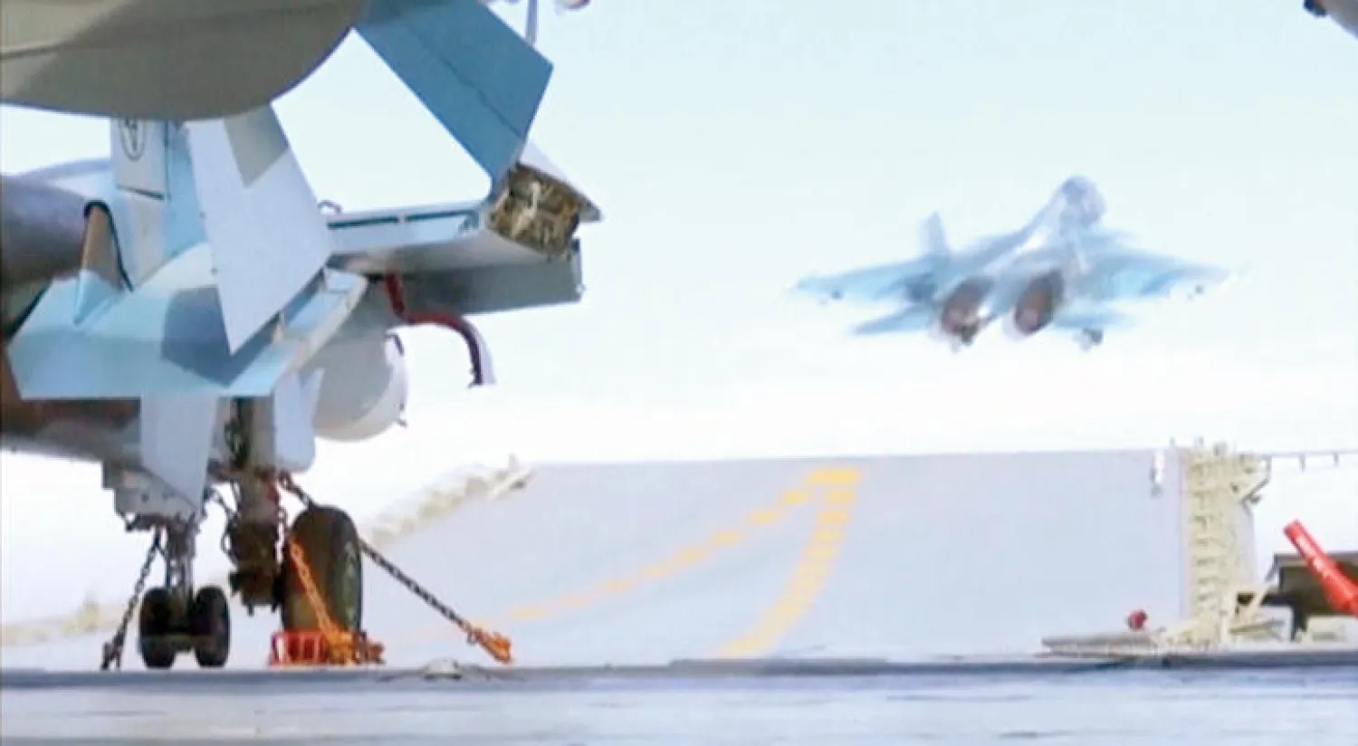 صورة وزعتها وزارة الدفاع الروسية لطائرات روسية تشارك في الغارات الجوية على سوريا منطلقة من حاملة طائرات قبالة الساحل السوري (رويترز)