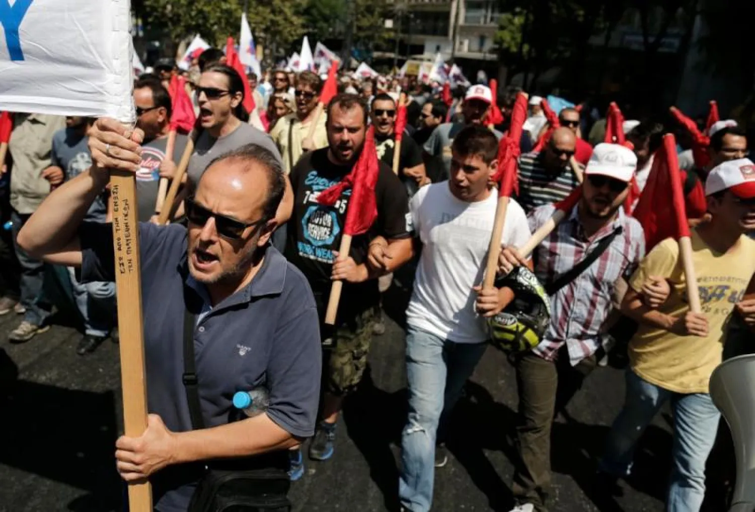 إضراب عام في اليونان احتجاجًا على إجراءات تقشف جديدة