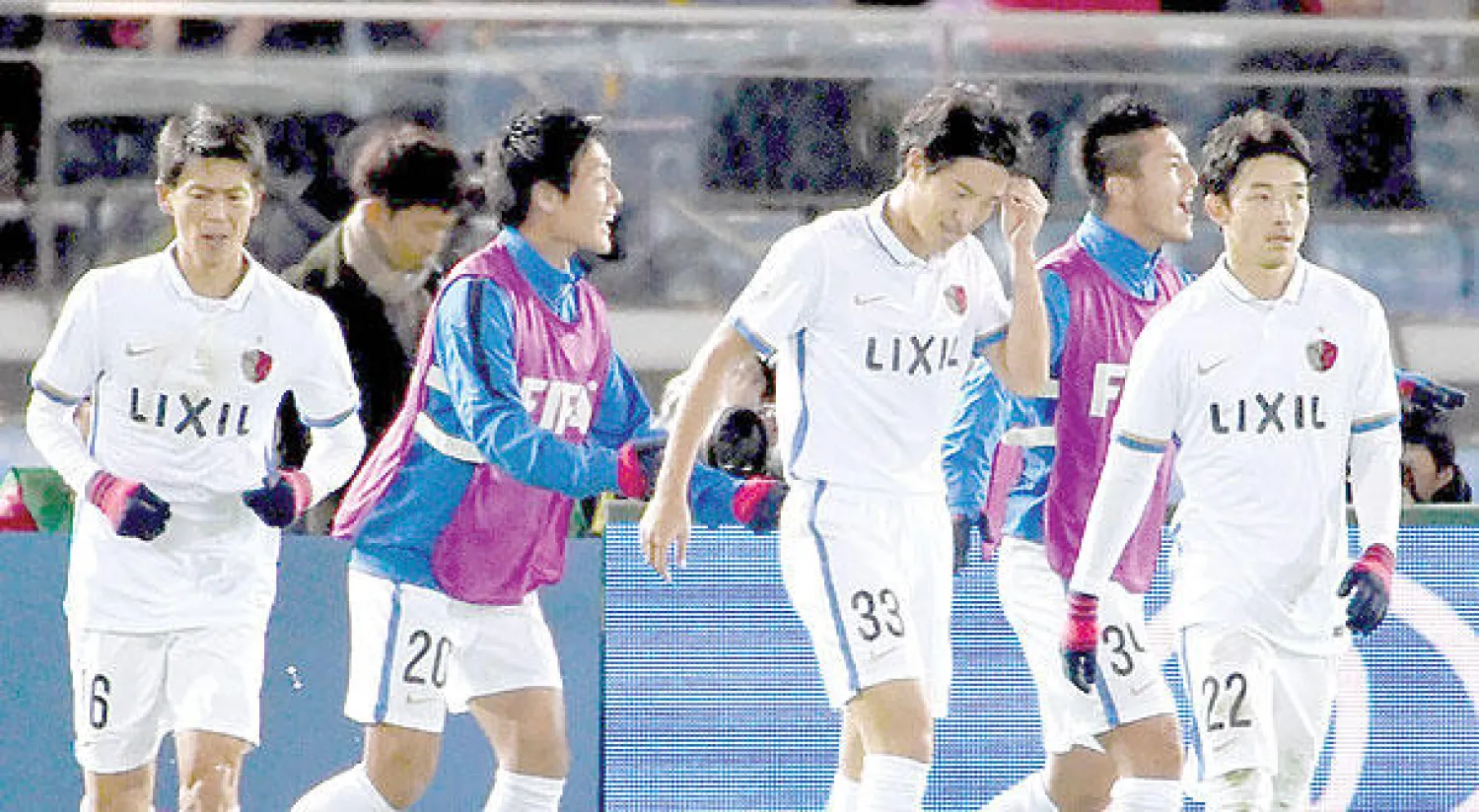 جانب من فرحة لاعبي كاشيما الياباني بالتأهل للدور الثاني من مونديال الأندية (أ.ف.ب)