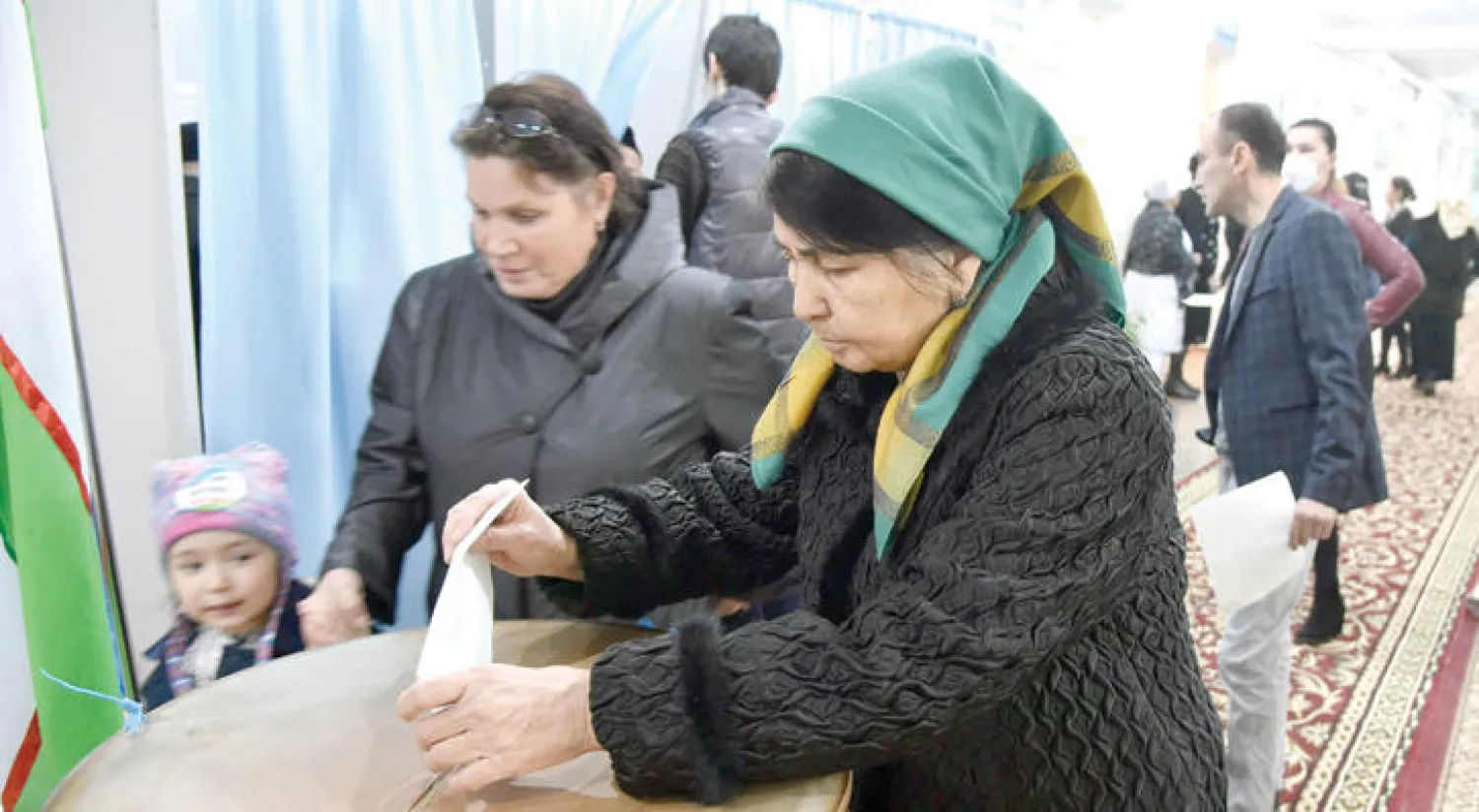 فور إعلان فوز ميرزييويف وجه الرئيسان الكازاخي نور سلطان نزار باييف والروسي فلاديمير بوتين دعوتينللرئيس المنتخب ليقوم بزيارتين رسميتين إلى موسكو وآستانة (إ.ب.أ)