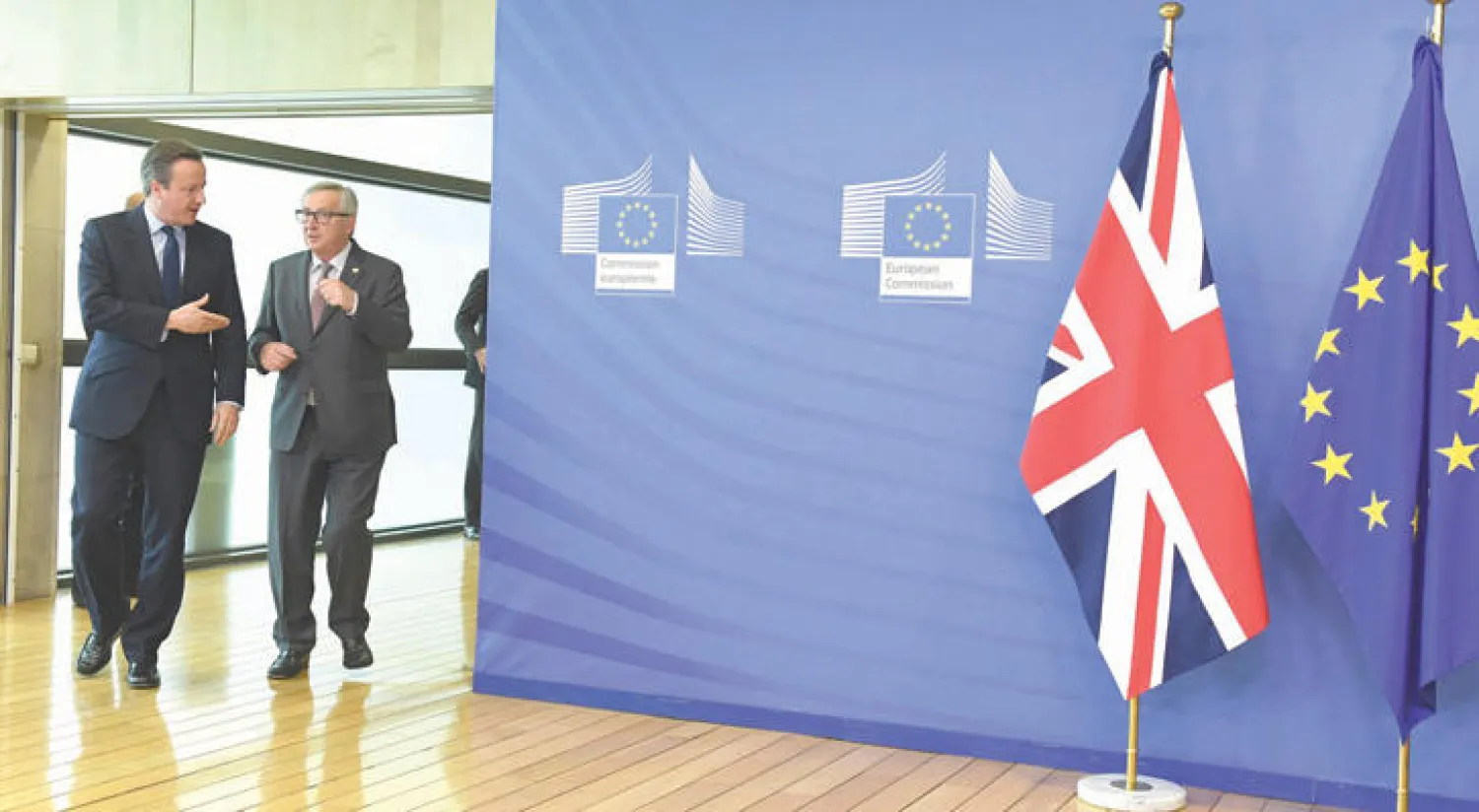 صورة أرشيفية تجمع رئيس المفوضية الأوروبية جان كلود يونكر مع رئيس وزراء بريطانيا السابق ديفيد كاميرون في بروكسل بعد نتيجة الاستفتاء على عضوية بريطانيا في الاتحاد (أ.ب)