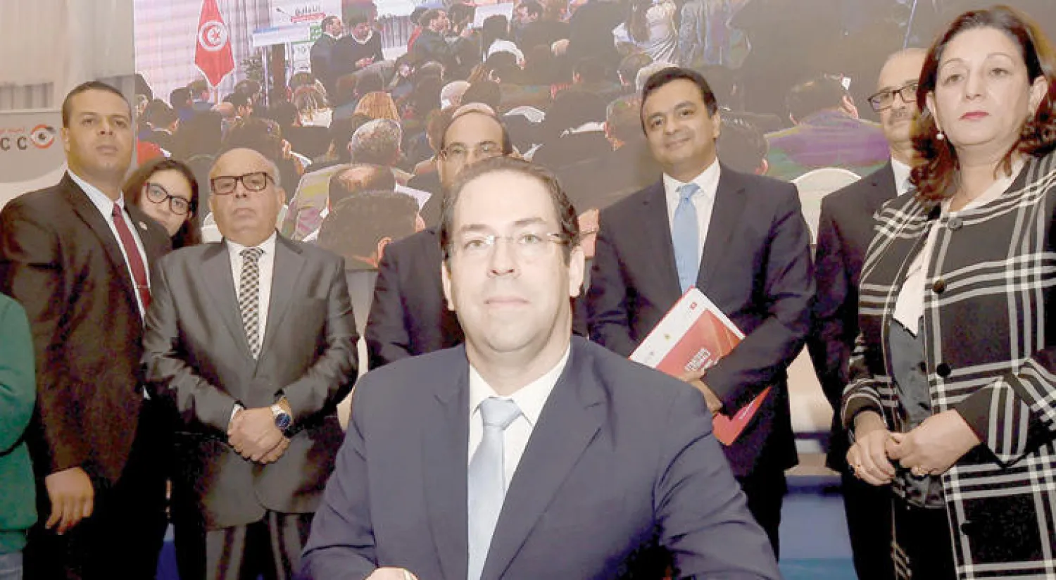 رئيس الحكومة التونسي يوسف الشاهد  لدى توقيعه على الوثيقة الاستراتيجية للحوكمة أمس (أ.ف.ب)