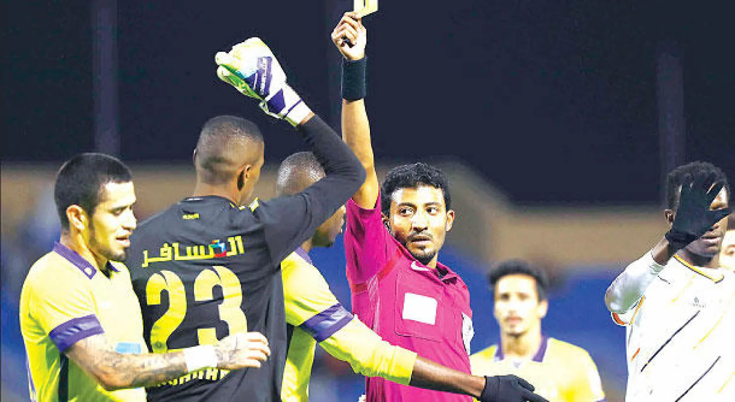 خالد صلوي فشل بشكل كبير في إدارة مباراة الشباب والنصر (تصوير: علي العريفي)