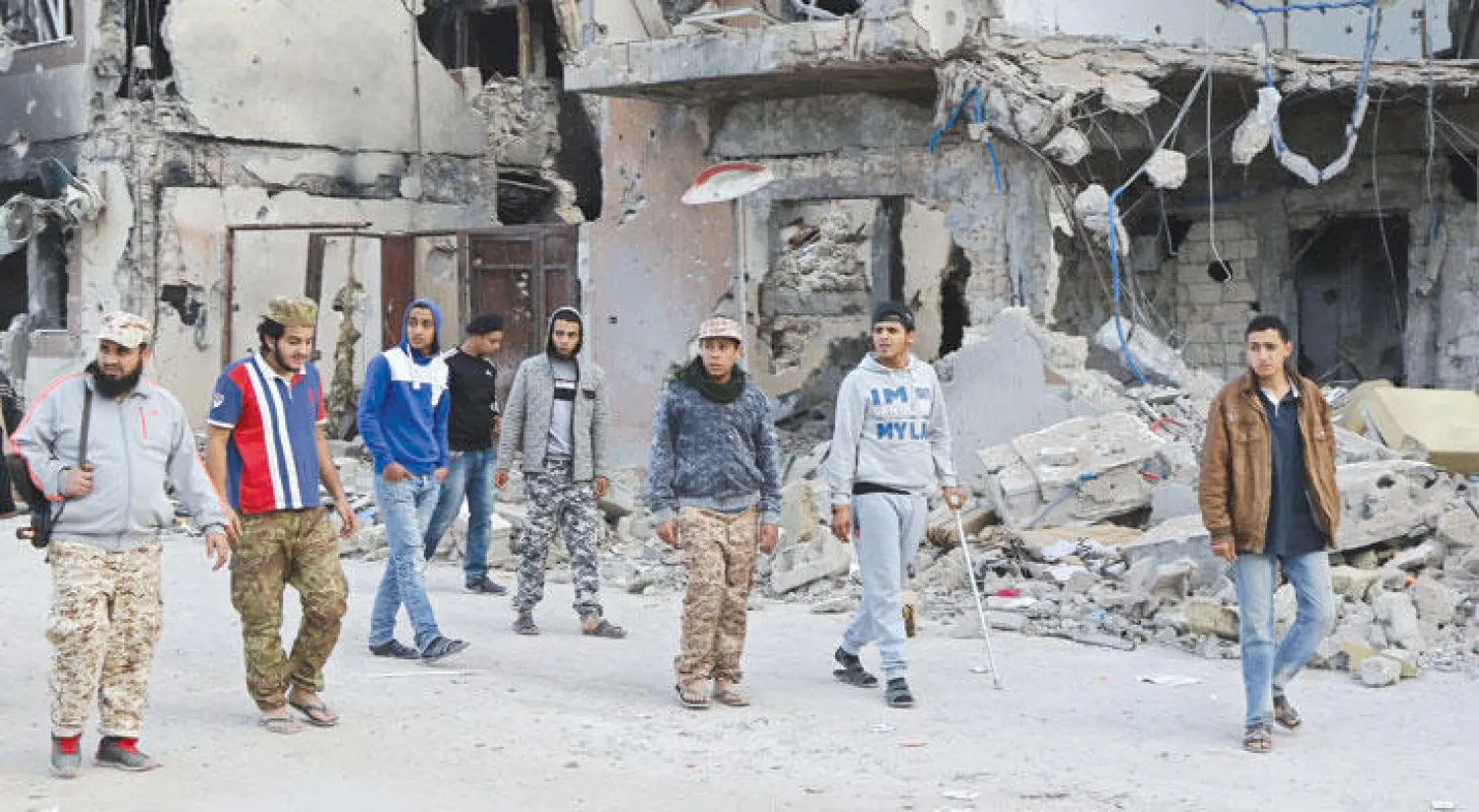 شبان مساندون للجيش الليبي يجوبون منطقة الجيزة البحرية في مدينة سرت بعد طرد آخر فلول داعش من المدينة (أ.ف.ب)