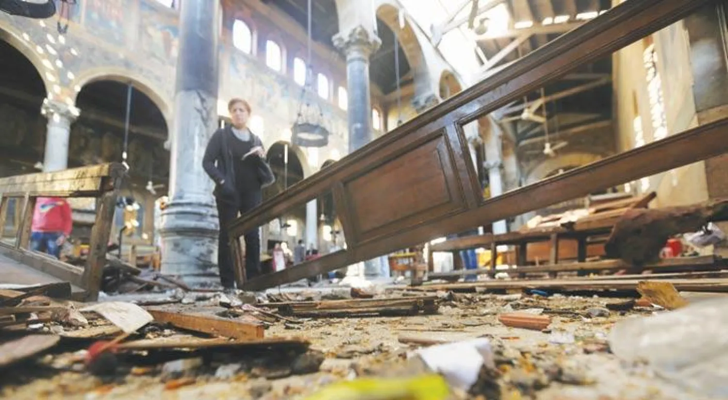 آثار الدمار الذي خلفه تفجير داخل كنيسة ملحقة بكاتدرائية الأقباط الأرثوذكس في القاهرة أمس مما أوقع 23 قتيلا غالبيتهم من النساء والأطفال (رويترز)