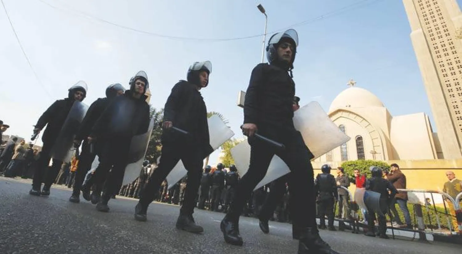 وجود أمني مكثف خارج المقر البابوي بعد التفجير الإرهابي في العباسية أمس (رويترز)