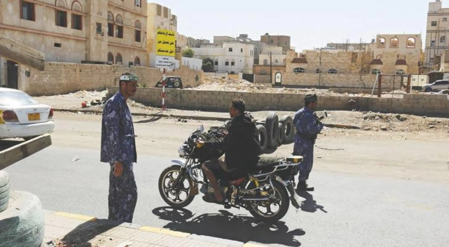 عنصران من الميليشيات الحوثية لدى نقطة تفتيش في صنعاء مساء أول من أمس (إ.ب.أ)