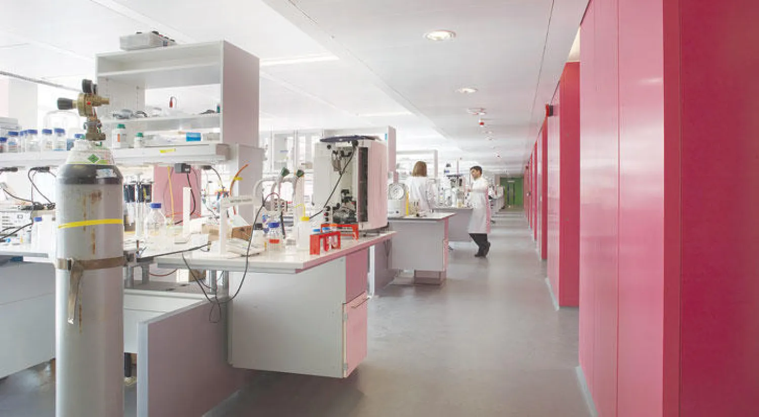 أحد مختبرات الجامعة في لندن (غيتي)