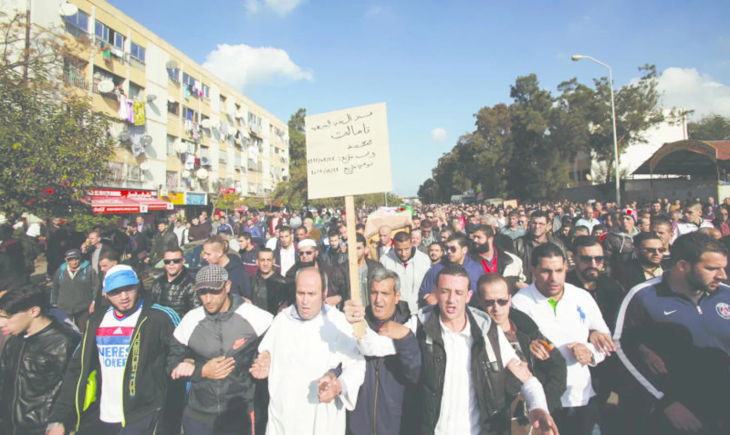 مشيعون في جنازة الصحافي محمد تامالت في العاصمة الجزائرية أمس (رويترز)