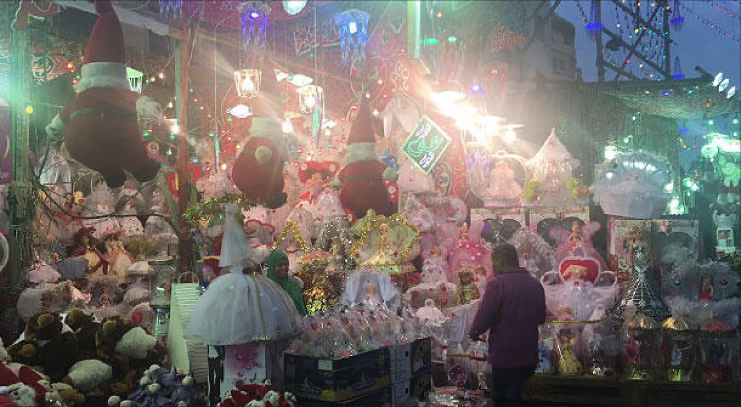 المسلمون والمسيحيون يقبلون على حلوى المولد وزينة الكريسماس لاستقبال العام الجديد