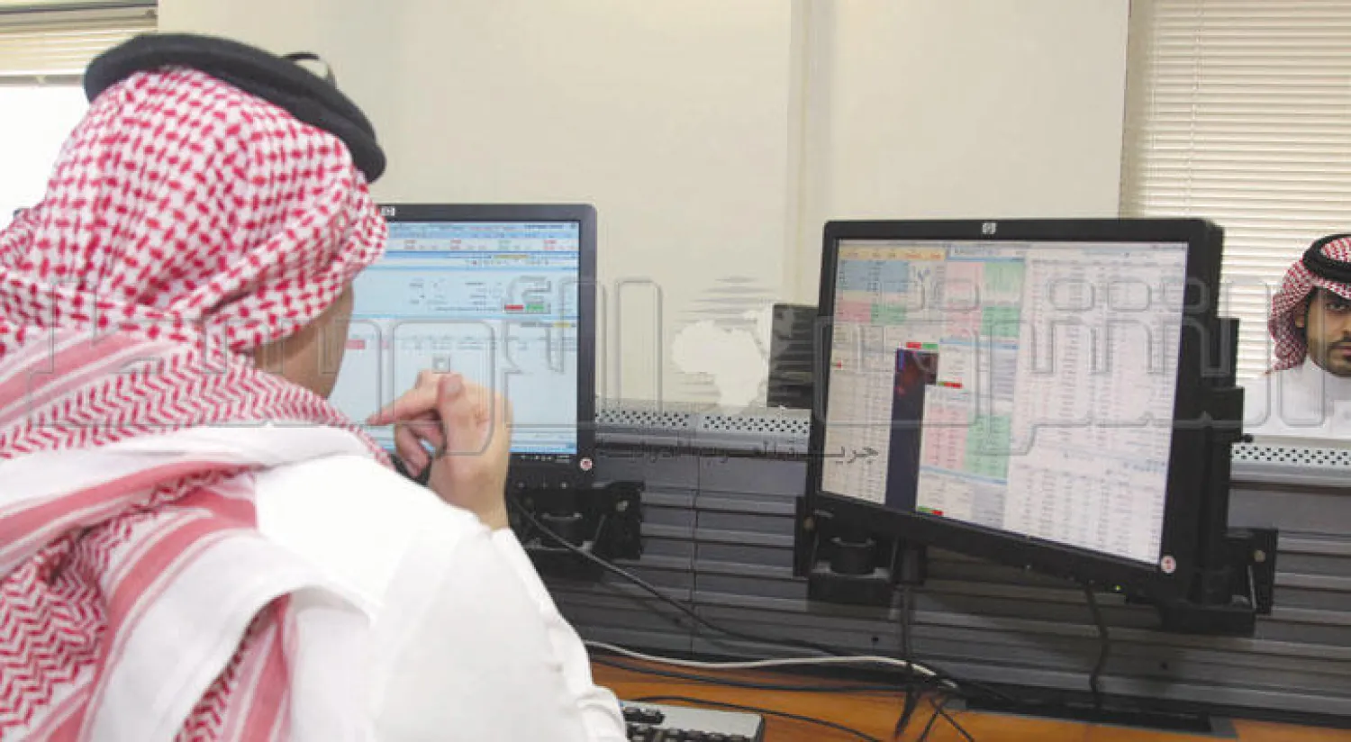 الأداء الإيجابي سيطر على تعاملات سوق الأسهم السعودية لتغلق على حاجز 7200 نقطة (تصوير: خالد الخميس)