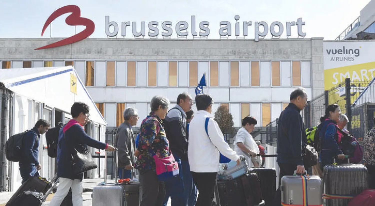 صف طويل من المنتظرين أمام بوابة تفتيش في مطار بروكسل (أ.ف.ب)