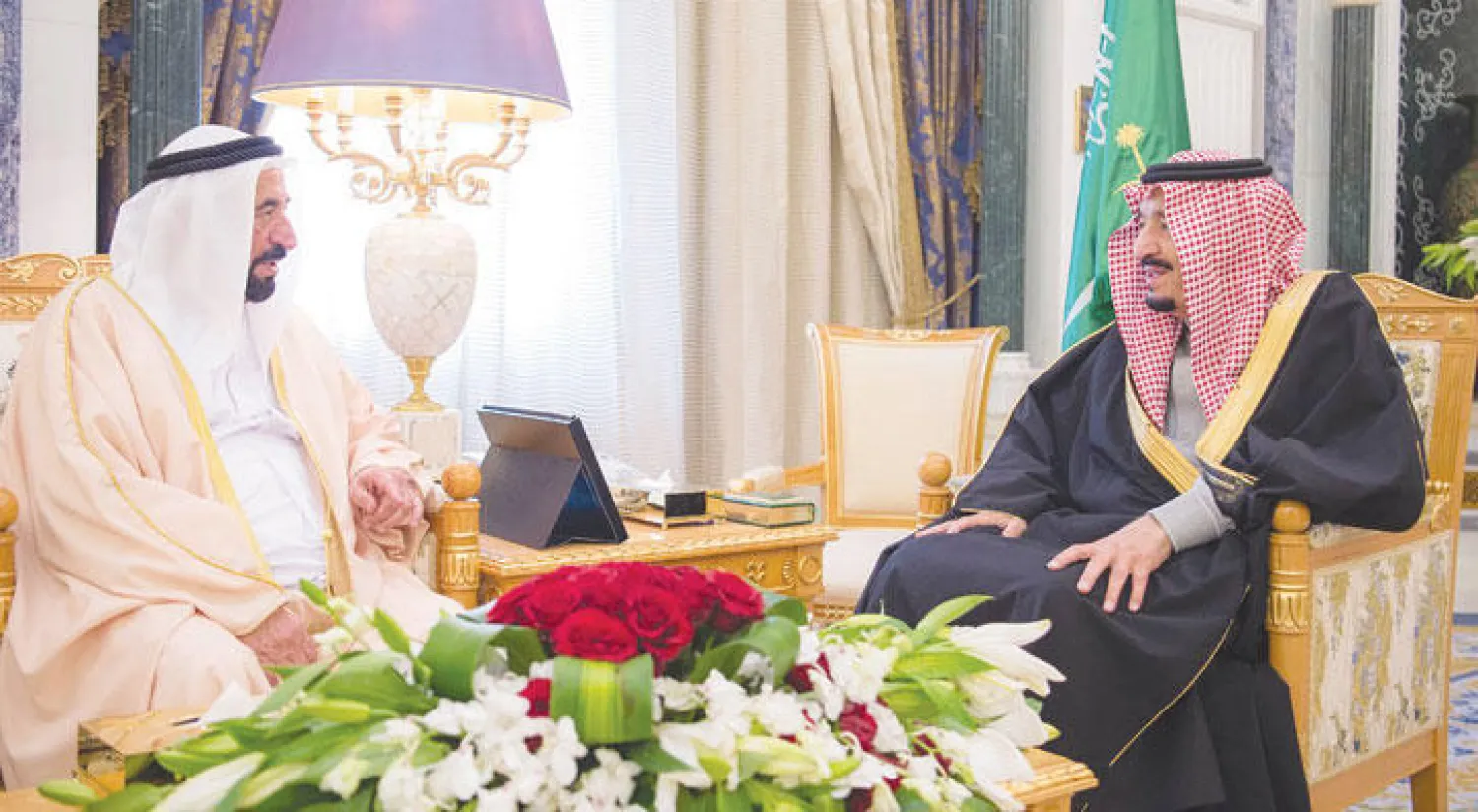 خادم الحرمين الشريفين خلال لقائه الشيخ سلطان القاسمي حاكم إمارة الشارقة (واس)