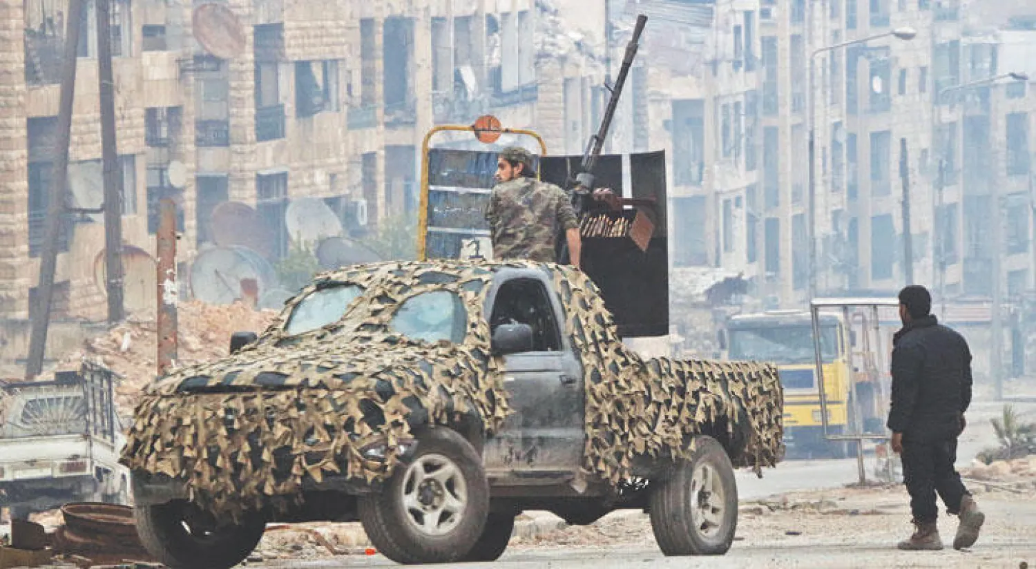 مقاتلون من الجيش الحر يوجهون مضادًا للطائرات على الطيران الروسي والنظامي الذي استهدف حي المشهد جنوب شرقي حلب، أمس (أ.ف.ب)