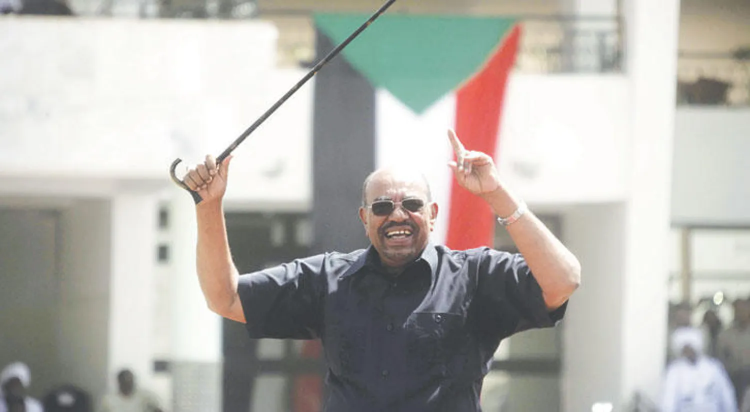 الرئيس السوداني عمر حسن البشير أثناء إلقائه خطابا في حشد جماهيري (غيتي)