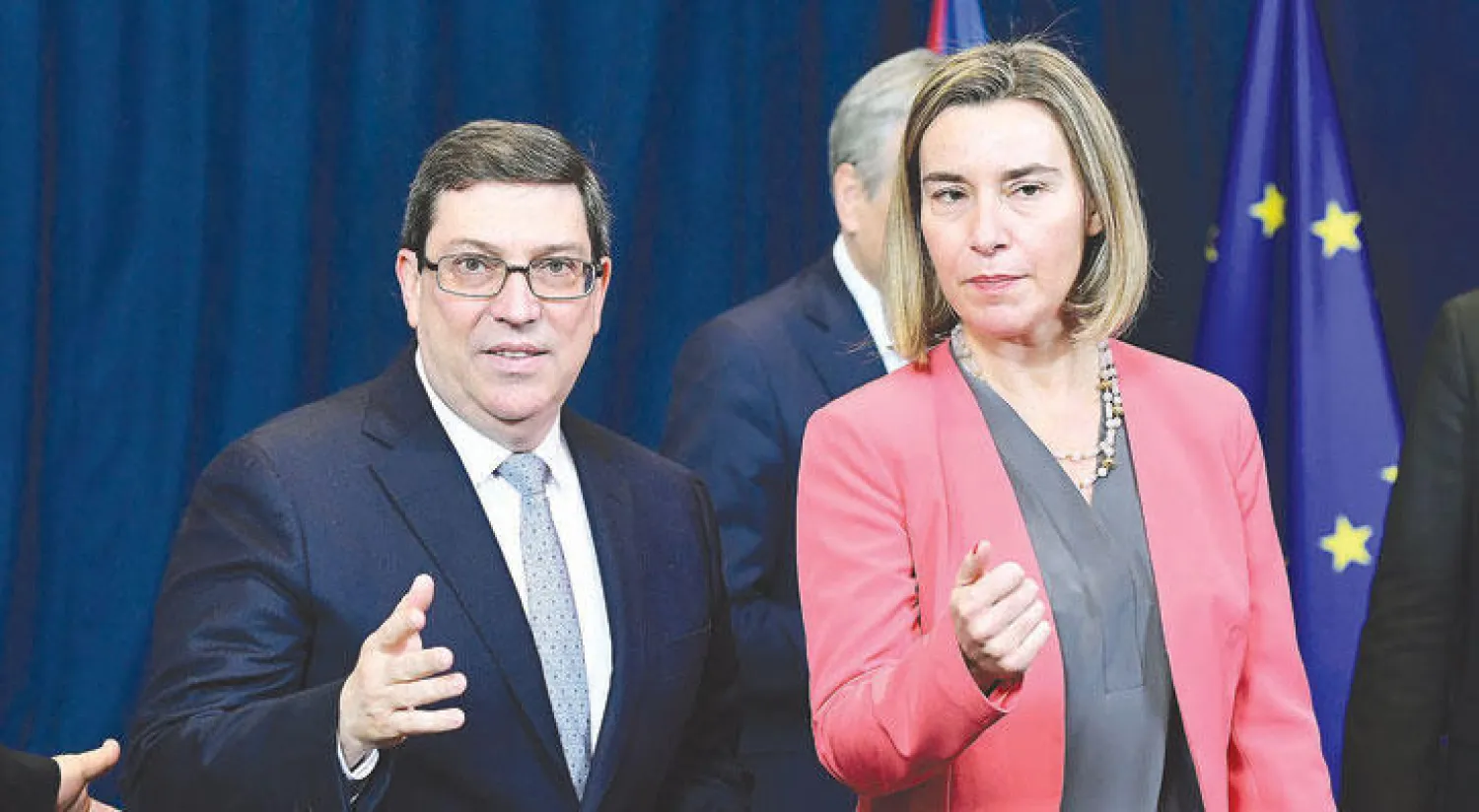 فيديريكا موغيريني منسقة السياسة الخارجية مع وزير الخارجية الكوبي برونو رودريغيز باريا(أ.ف.ب)