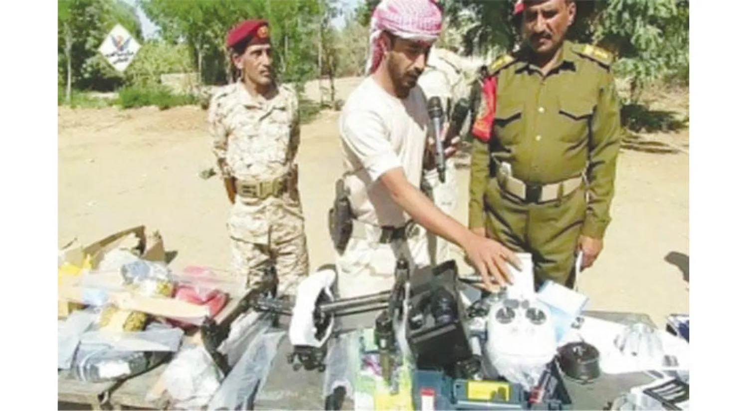 جانب من الأجهزة التي ضبطت في طريقها للميليشيات الانقلابية في مأرب أمس («الشرق الأوسط»)