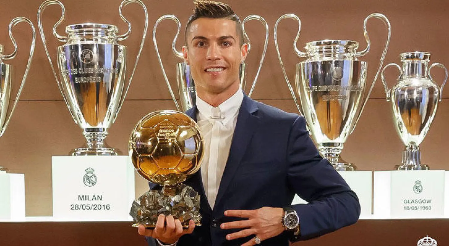 رونالدو يفوز بجائزة الكرة الذهبية لأفضل لاعب بالعالم
