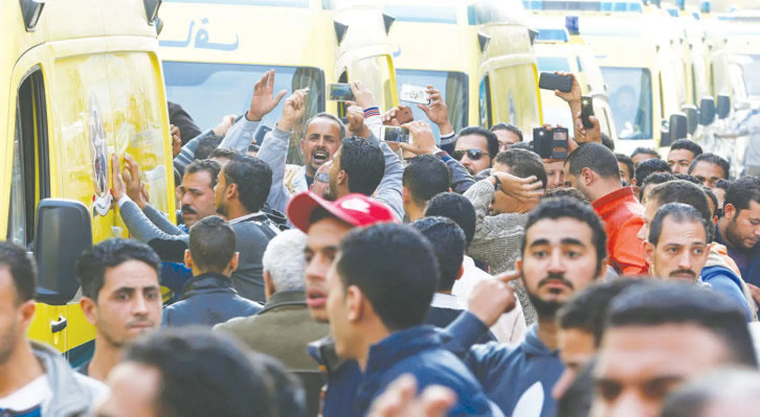 مصريون أقباط في حالة غضب خلال تشييع جثامين ضحايا تفجير الكنيسة البطرسية بمقر كنيسة السيدة العذراء مريم بمدينة نصر بعد الصلاة على ضحايا الحادث الإرهابي أمس (رويترز)
